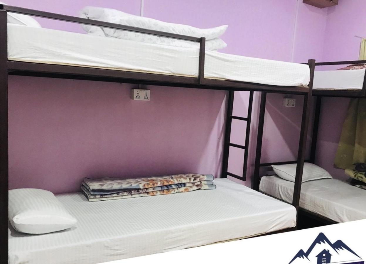 Margik Backpackers Hostel Pokhara Buitenkant foto