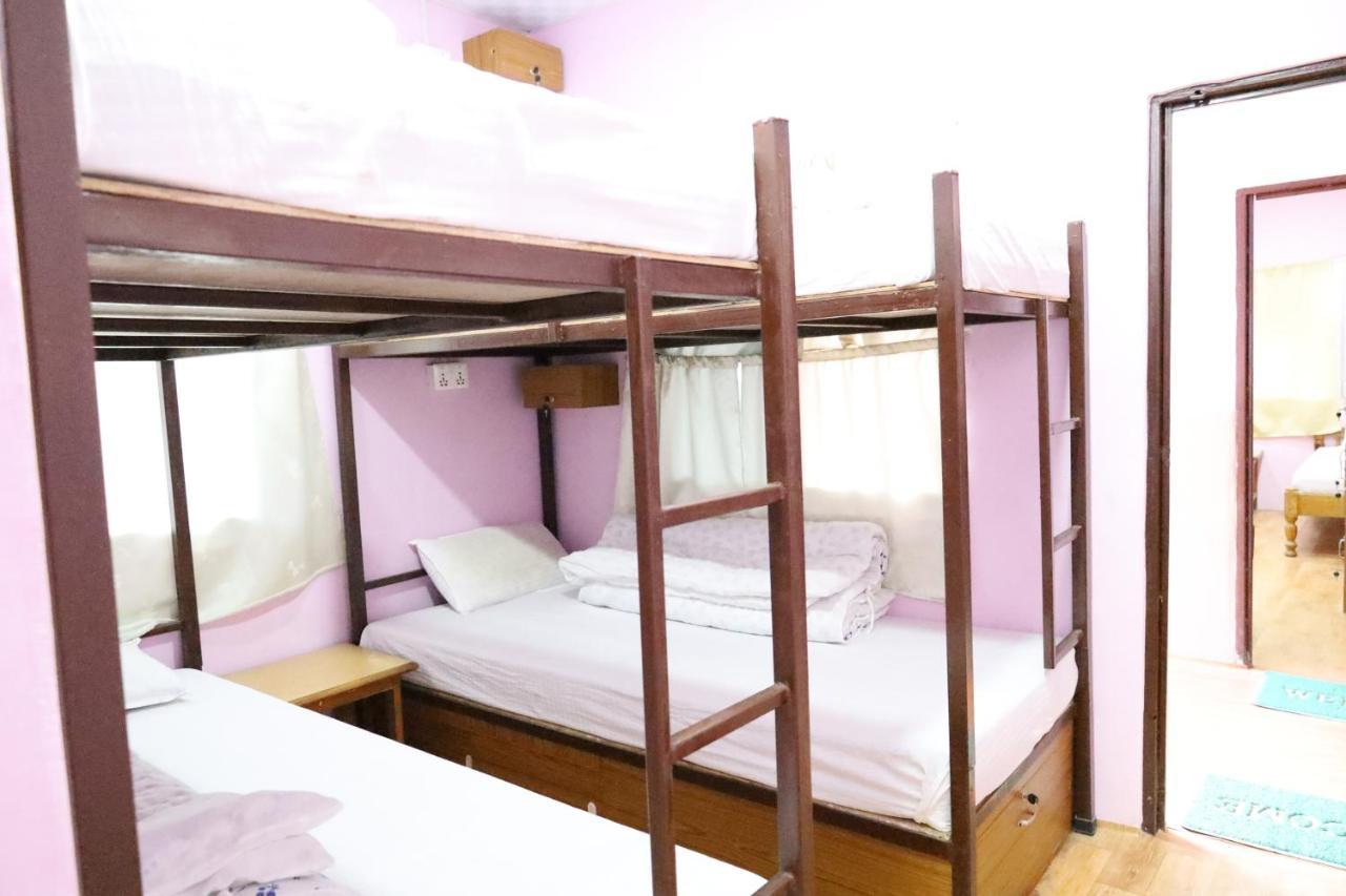 Margik Backpackers Hostel Pokhara Buitenkant foto